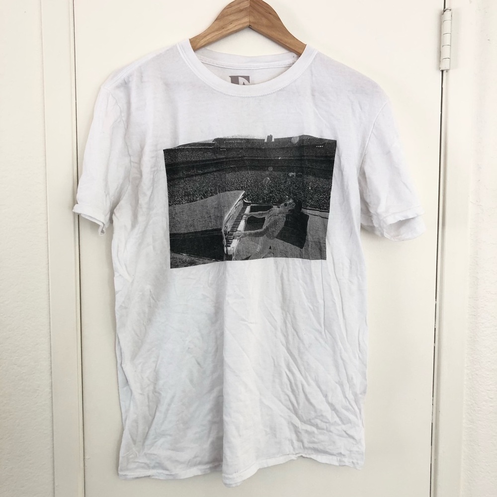White and black graphic T-shirt